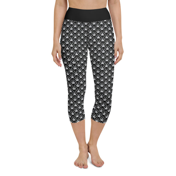 Arkeo1 B&W Icon Pattern Capri Leggings