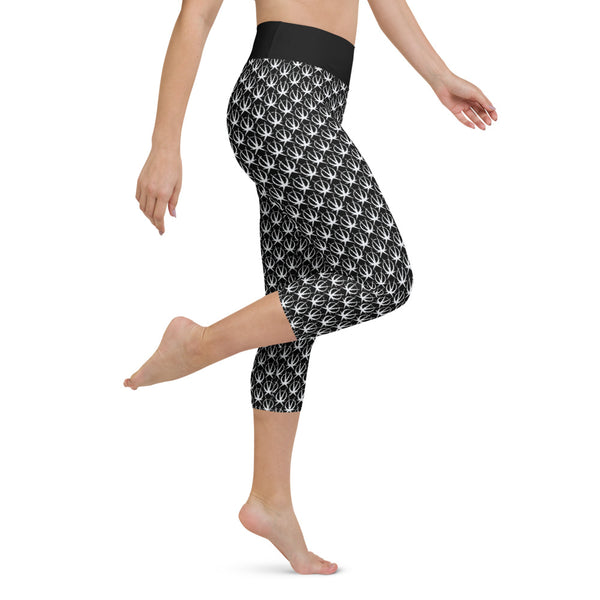 Arkeo1 B&W Icon Pattern Capri Leggings