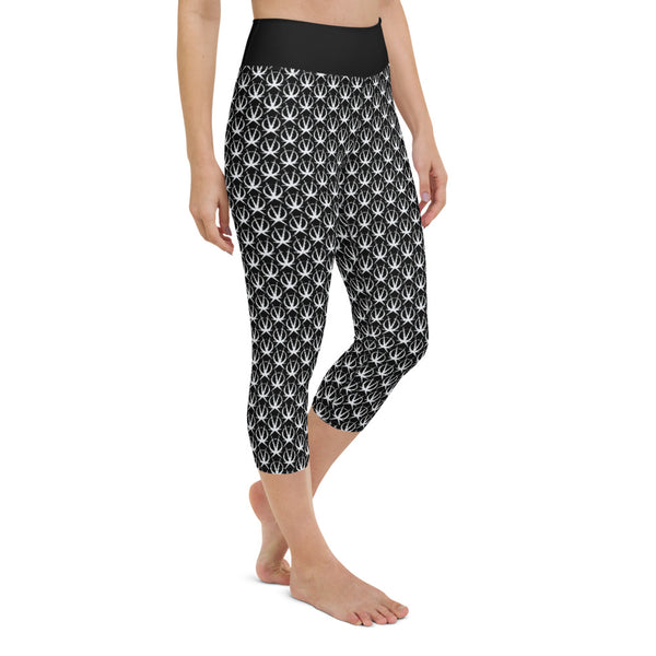 Arkeo1 B&W Icon Pattern Capri Leggings